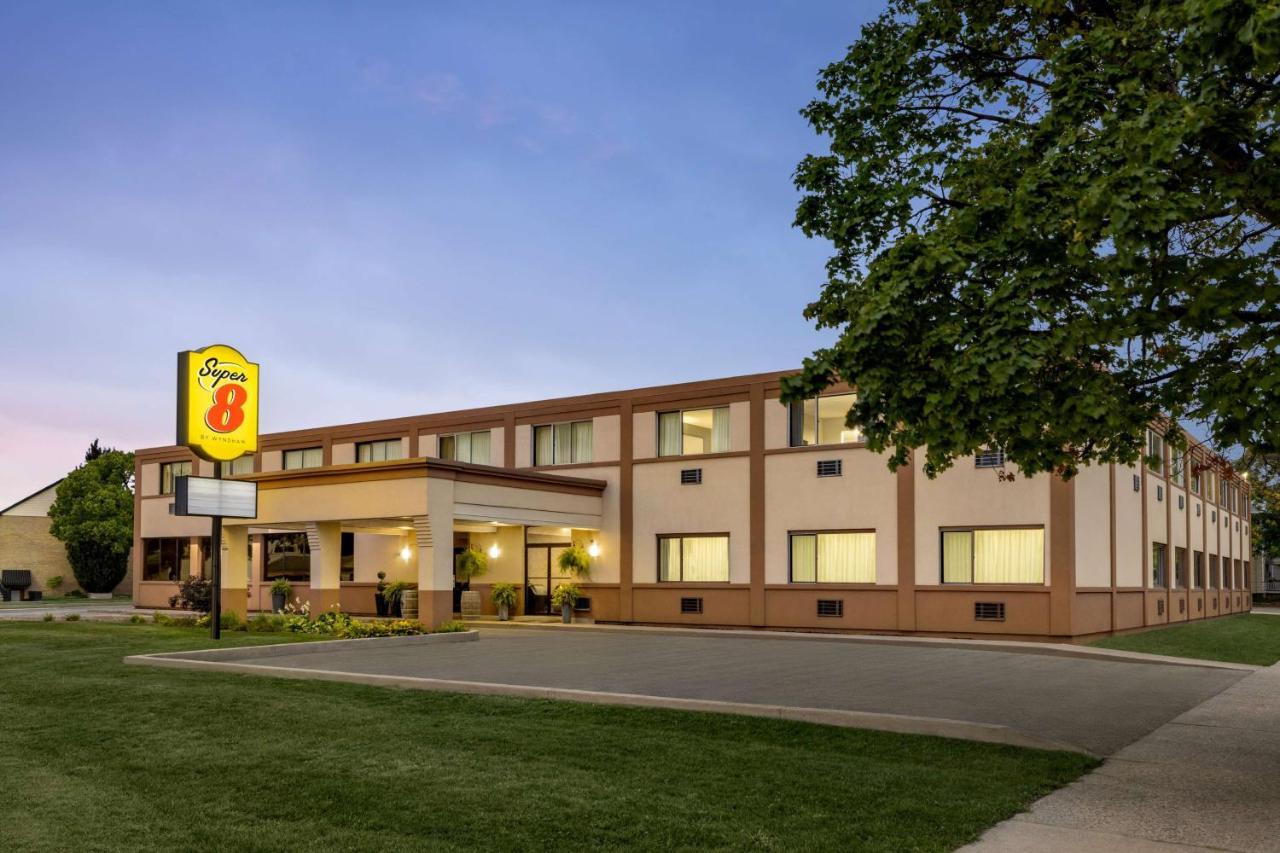 Super 8 By Wyndham Sarnia On Hotel Exterior photo