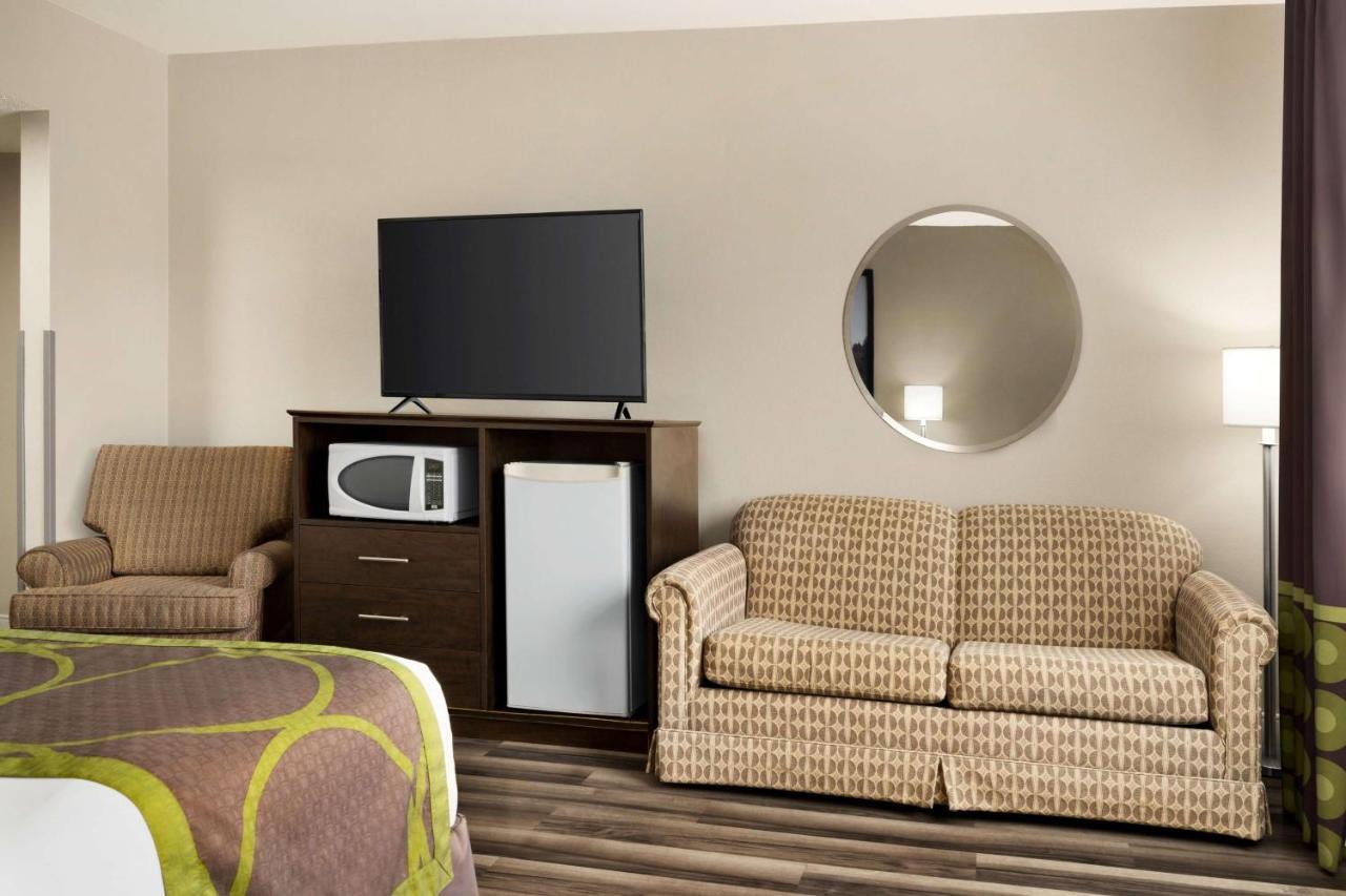 Super 8 By Wyndham Sarnia On Hotel Exterior photo
