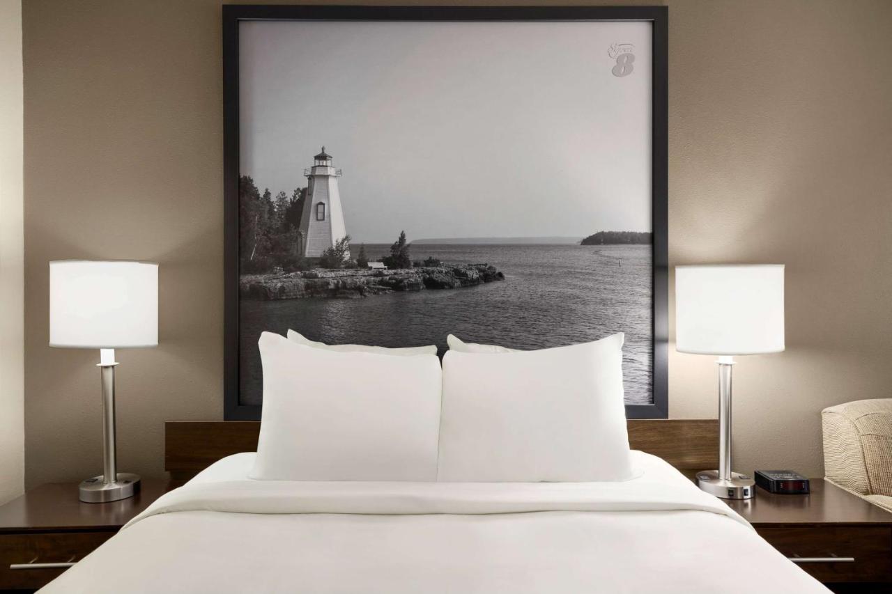 Super 8 By Wyndham Sarnia On Hotel Exterior photo