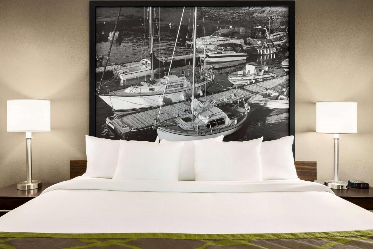 Super 8 By Wyndham Sarnia On Hotel Exterior photo