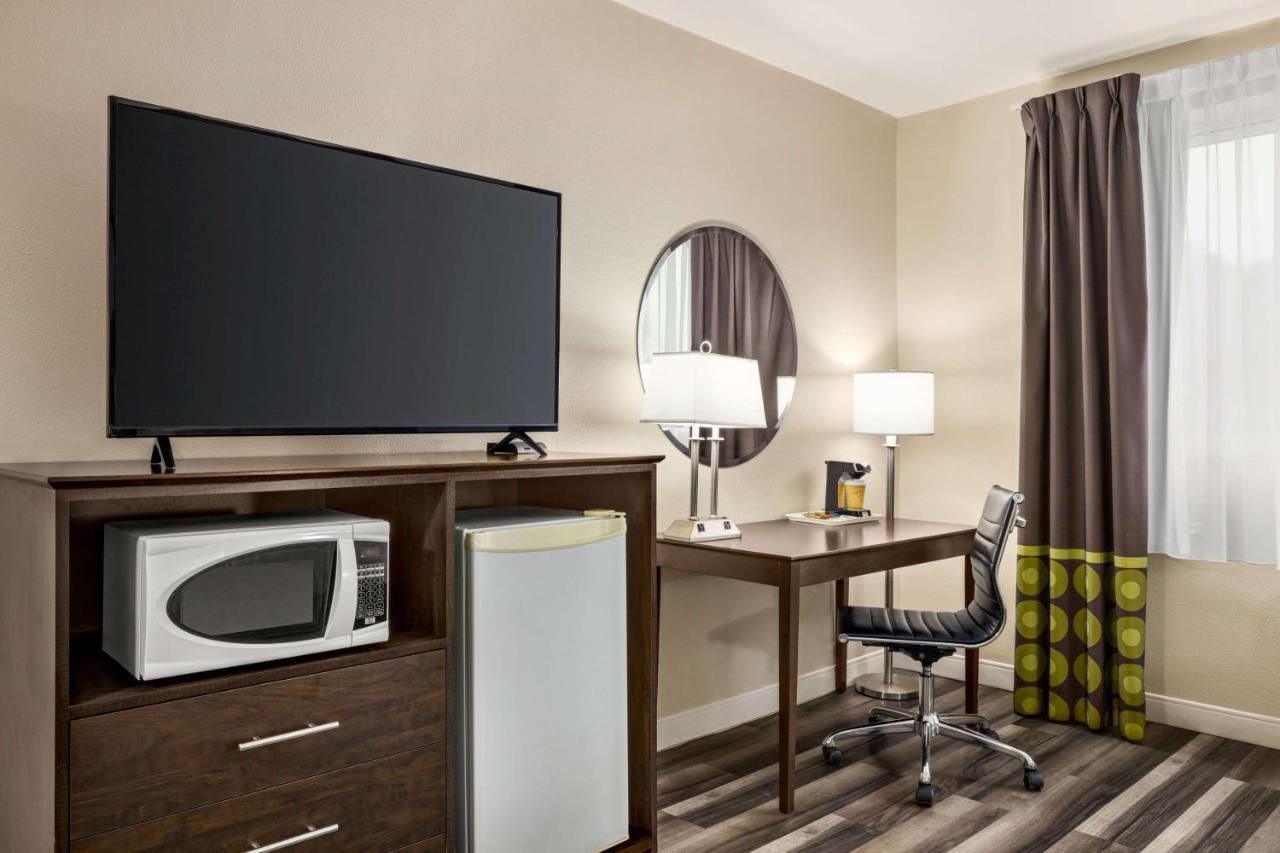Super 8 By Wyndham Sarnia On Hotel Exterior photo