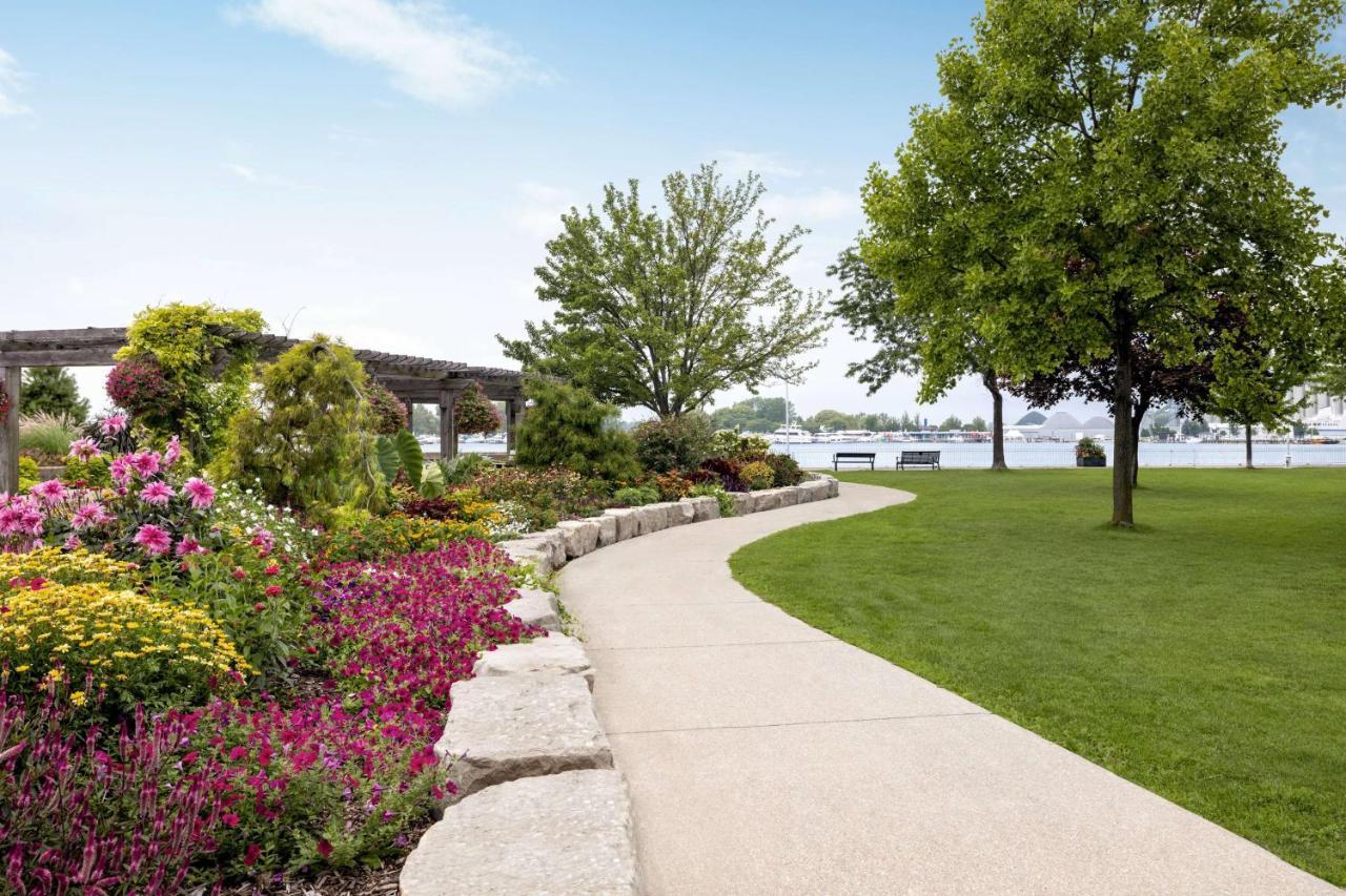 Super 8 By Wyndham Sarnia On Hotel Exterior photo