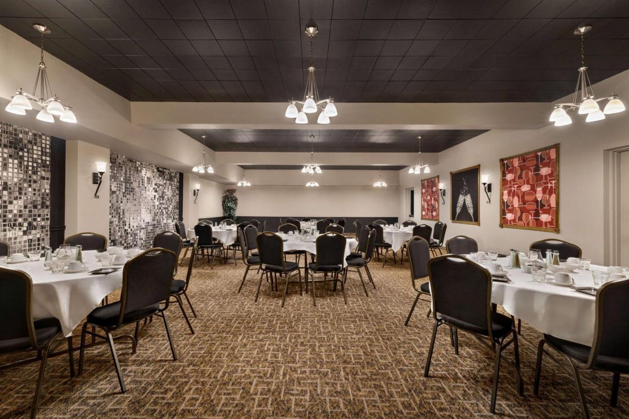Super 8 By Wyndham Sarnia On Hotel Exterior photo