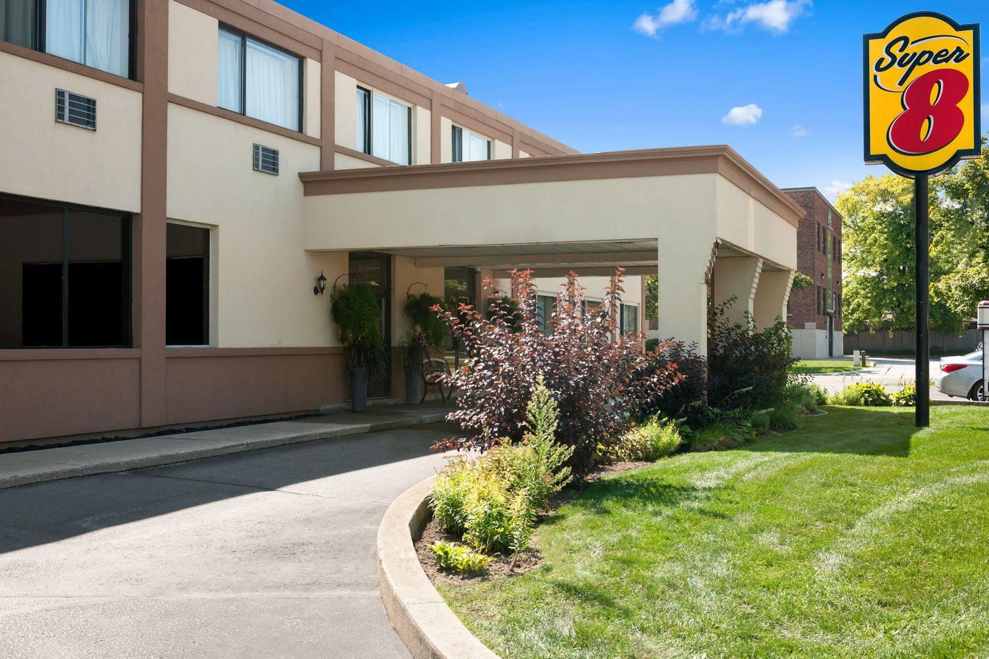 Super 8 By Wyndham Sarnia On Hotel Exterior photo