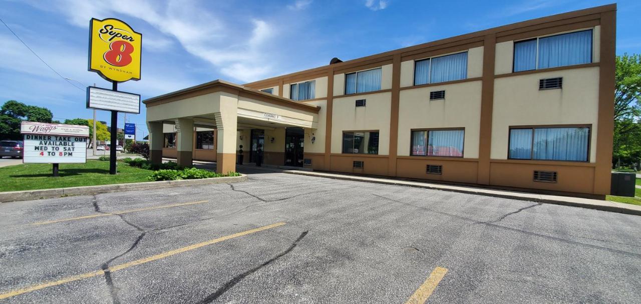 Super 8 By Wyndham Sarnia On Hotel Exterior photo